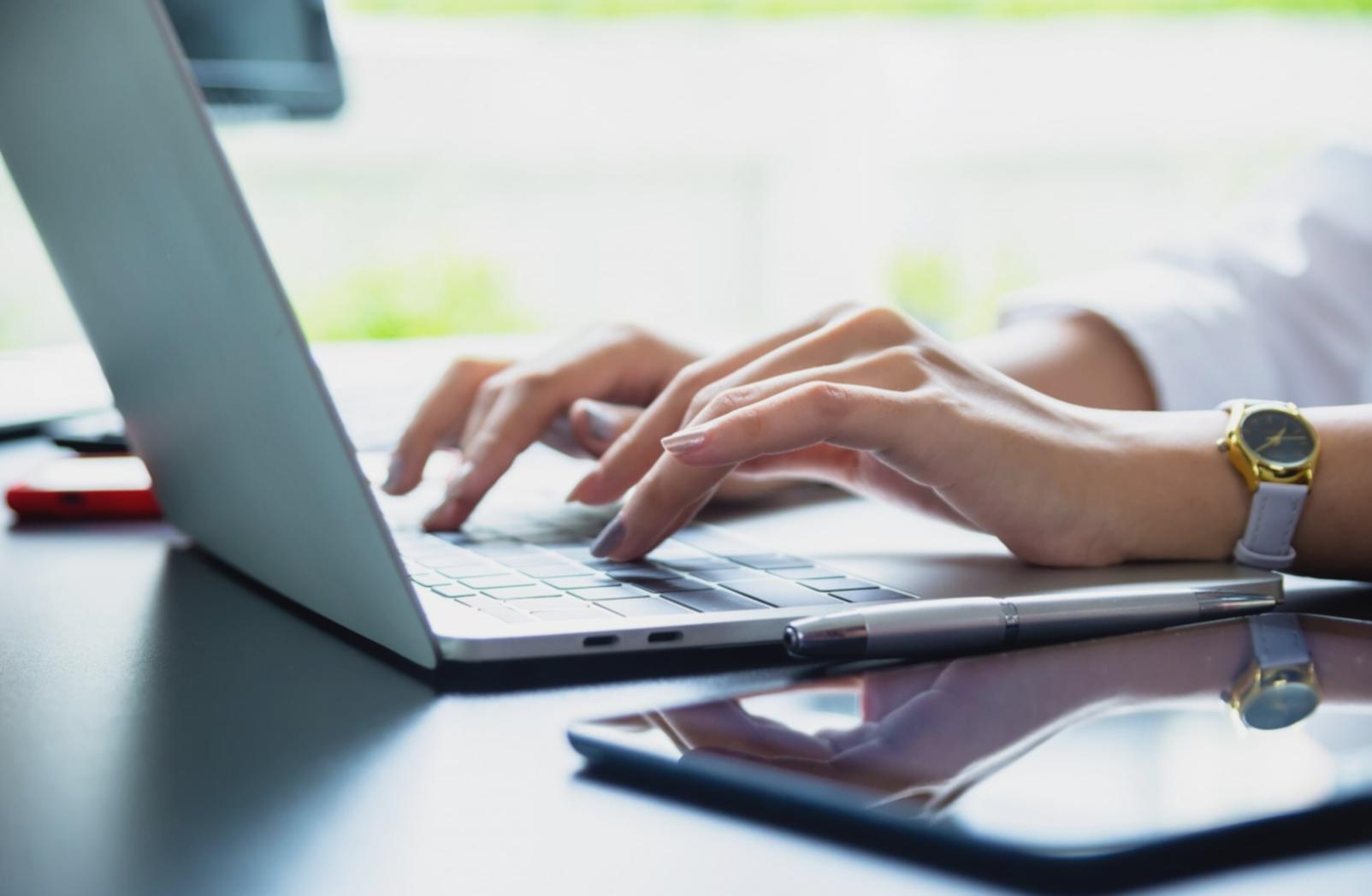 Profesional revisando análisis financiero sectorial personalizado en escritorio moderno