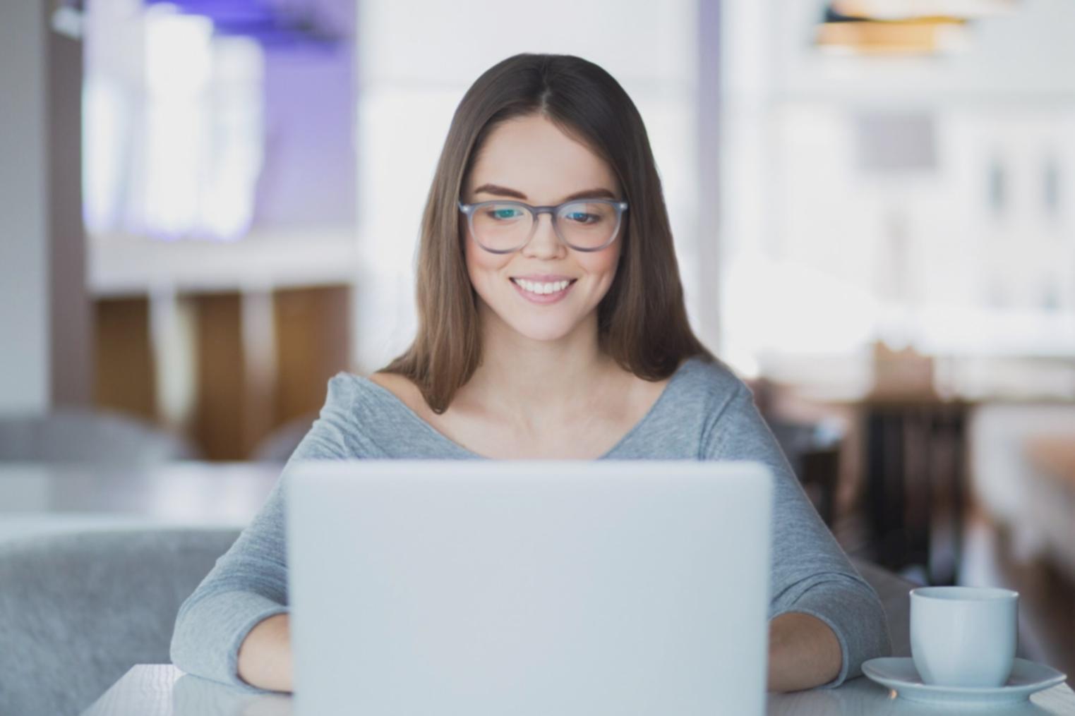 Familia revisando sus finanzas personales con documentos y calculadora